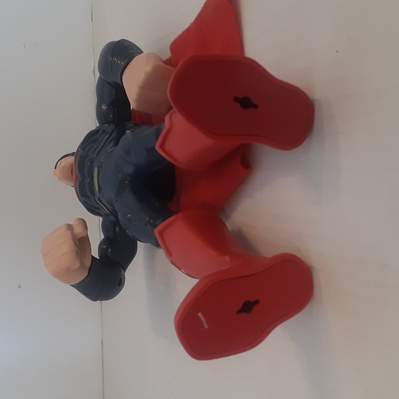 Superman W/Cape Action Figure - Picture 5 of 5